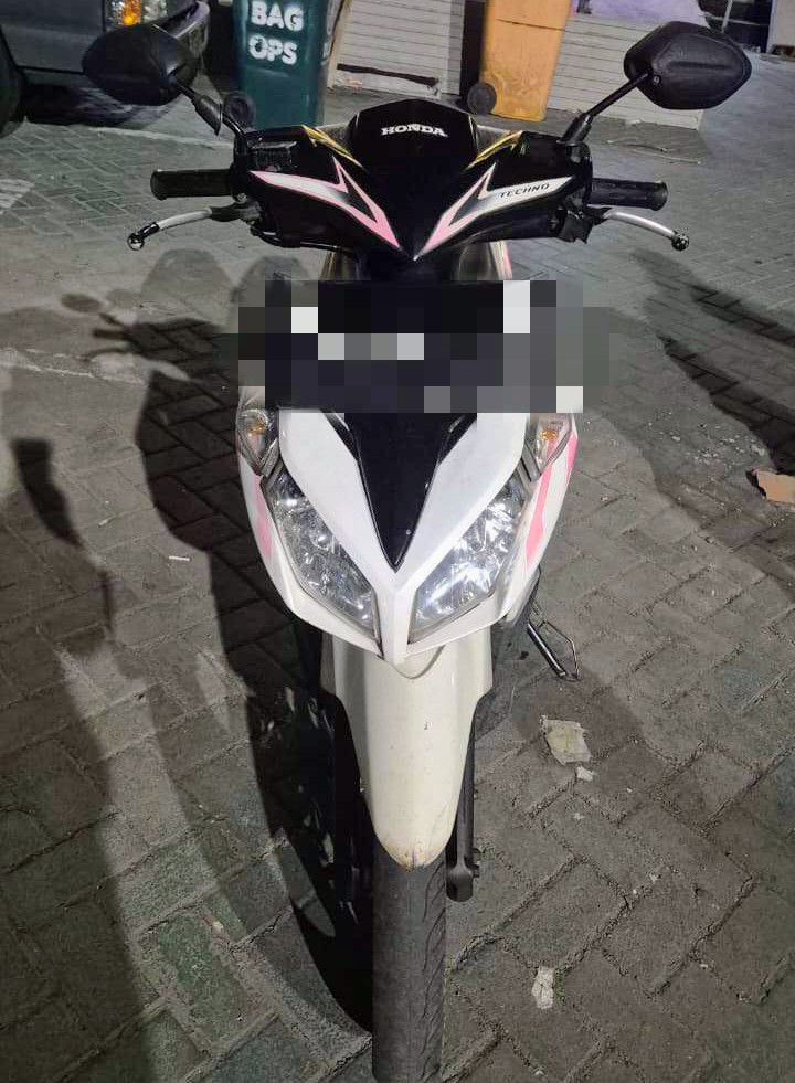 Foto: Resmob Polrestabes Surabaya mengamankan pelaku pencurian sandaran kursi besi fasilitas umum di kawasan Sukolilo Surabaya.