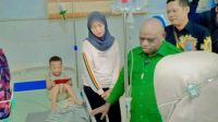 Foto: Menteri HAM Natalius Pigai saat mengunjungi korban dugaan keracunan massal Program Makan Bergizi Gratis di RSIA IBI Surabaya.