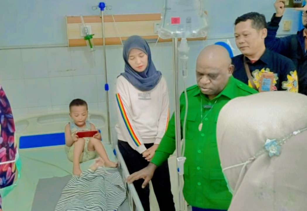 Foto: Menteri HAM Natalius Pigai saat mengunjungi korban dugaan keracunan massal Program Makan Bergizi Gratis di RSIA IBI Surabaya.