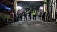 Foto: Personel Polsek Semampir bersama Satpol PP Kecamatan Semampir melakukan patroli harkamtibmas dini hari di sejumlah titik rawan di Surabaya untuk mengantisipasi gengster dan tawuran.