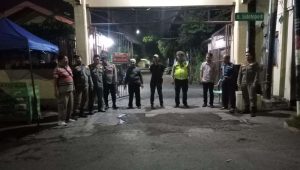 Foto: Personel Polsek Semampir bersama Satpol PP Kecamatan Semampir melakukan patroli harkamtibmas dini hari di sejumlah titik rawan di Surabaya untuk mengantisipasi gengster dan tawuran.