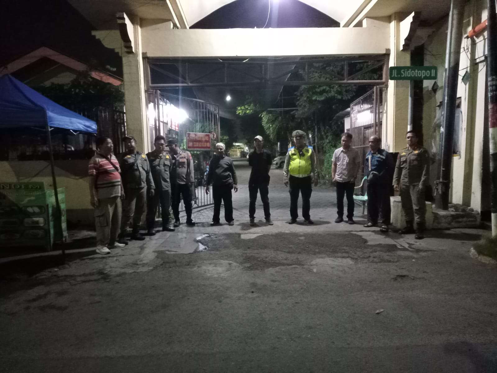 Foto: Personel Polsek Semampir bersama Satpol PP Kecamatan Semampir melakukan patroli harkamtibmas dini hari di sejumlah titik rawan di Surabaya untuk mengantisipasi gengster dan tawuran.