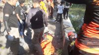 Foto: Petugas BPBD dan kepolisian mengevakuasi jenazah perempuan dari sungai di Jalan Karet Surabaya
