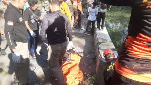 Foto: Petugas BPBD dan kepolisian mengevakuasi jenazah perempuan dari sungai di Jalan Karet Surabaya