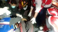 Foto: Petugas gabungan mengevakuasi korban kecelakaan lalu lintas di Jalan Raya Simo Pomahan dekat Exit Tol Simo Surabaya dini hari.