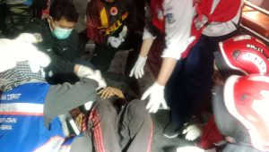 Foto: Petugas gabungan mengevakuasi korban kecelakaan lalu lintas di Jalan Raya Simo Pomahan dekat Exit Tol Simo Surabaya dini hari.