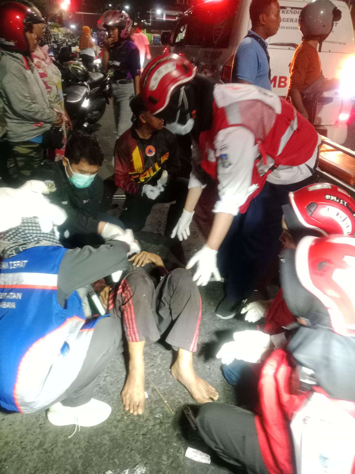 Foto: Petugas gabungan mengevakuasi korban kecelakaan lalu lintas di Jalan Raya Simo Pomahan dekat Exit Tol Simo Surabaya dini hari.