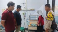 Foto: Petugas kepolisian dan warga saat melakukan evakuasi bayi laki-laki yang ditemukan di area Jembatan Reksogati Kota Madiun.