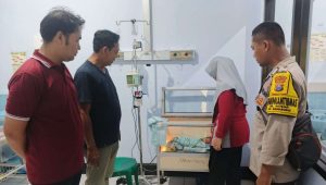 Foto: Petugas kepolisian dan warga saat melakukan evakuasi bayi laki-laki yang ditemukan di area Jembatan Reksogati Kota Madiun.