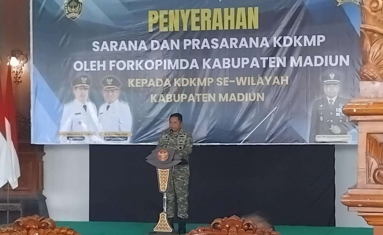 Foto: Penyerahan simbolis kendaraan operasional truk dan roda tiga untuk Koperasi Merah Putih di Pendopo Ronggo Djumeno Kabupaten Madiun.