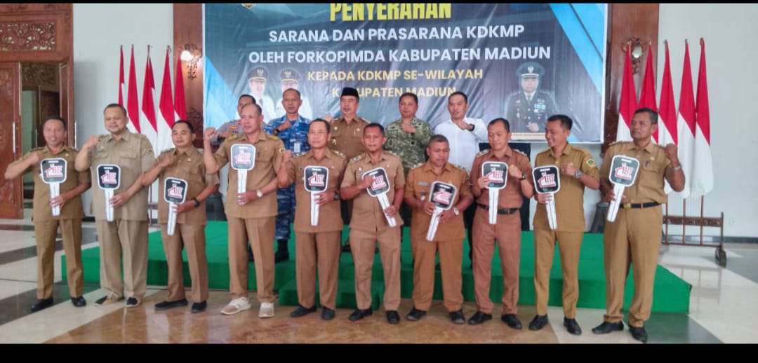 Foto: Penyerahan simbolis kendaraan operasional truk dan roda tiga untuk Koperasi Merah Putih di Pendopo Ronggo Djumeno Kabupaten Madiun.