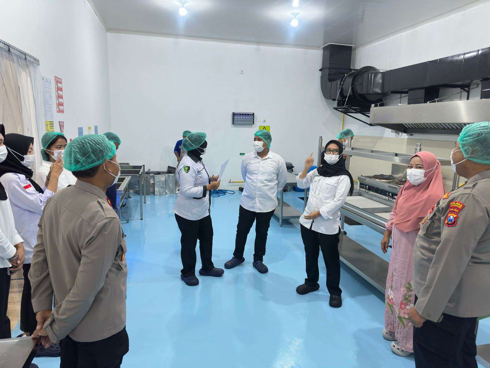 Foto: Wakapolres Madiun Kompol Mukhamad Lutfi saat melakukan pengecekan kebersihan dan kualitas makanan di SPPG 2 Polres Madiun.