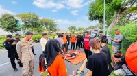 Foto: Petugas gabungan mengevakuasi jenazah pria yang ditemukan di sungai kawasan Jalan Raya Laguna Timur Surabaya.