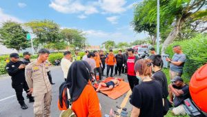 Foto: Petugas gabungan mengevakuasi jenazah pria yang ditemukan di sungai kawasan Jalan Raya Laguna Timur Surabaya.