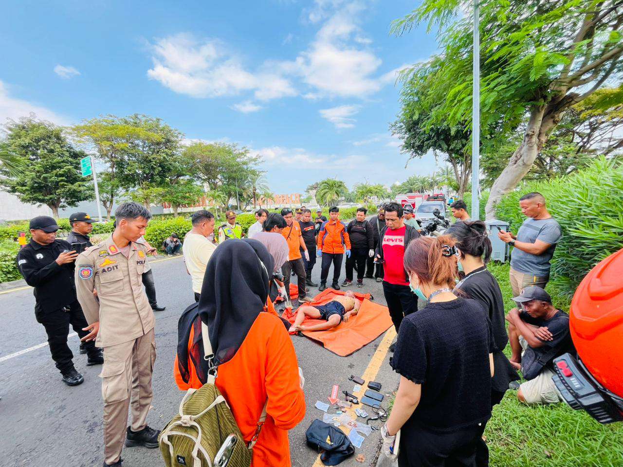 Foto: Petugas gabungan mengevakuasi jenazah pria yang ditemukan di sungai kawasan Jalan Raya Laguna Timur Surabaya.