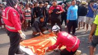 Foto: Petugas gabungan mengevakuasi korban kecelakaan motor dan truk di Jalan Rangkah Tambaksari Surabaya