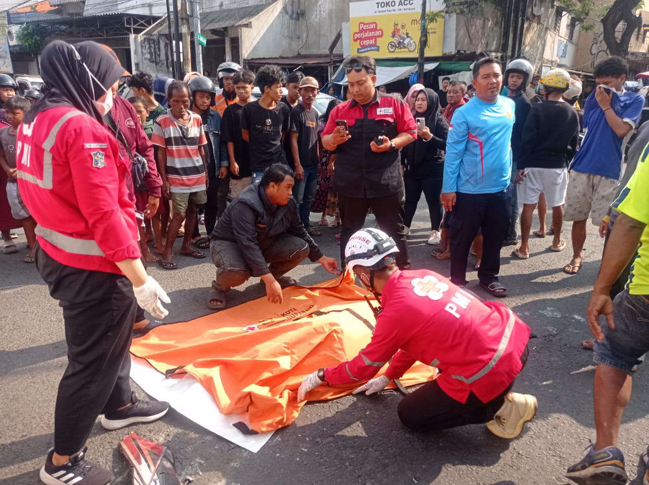 Foto: Petugas gabungan mengevakuasi korban kecelakaan motor dan truk di Jalan Rangkah Tambaksari Surabaya