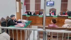 Foto: Terdakwa kasus KDRT menjalani sidang di Pengadilan Negeri Surabaya terkait dugaan penganiayaan terhadap istrinya.