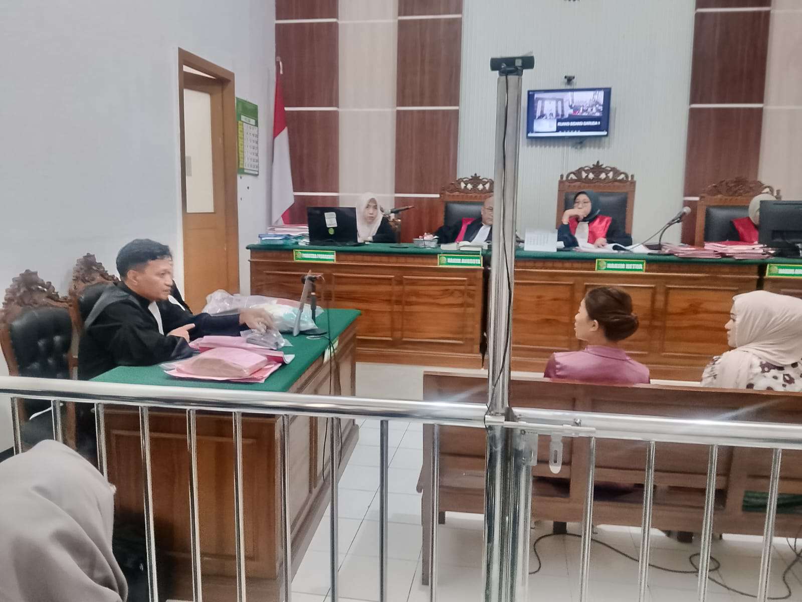 Foto: Terdakwa kasus KDRT menjalani sidang di Pengadilan Negeri Surabaya terkait dugaan penganiayaan terhadap istrinya.