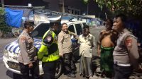Foto: Petugas Polres Pelabuhan Tanjung Perak memberikan sosialisasi kepada warga pesisir terkait potensi banjir rob di Surabaya