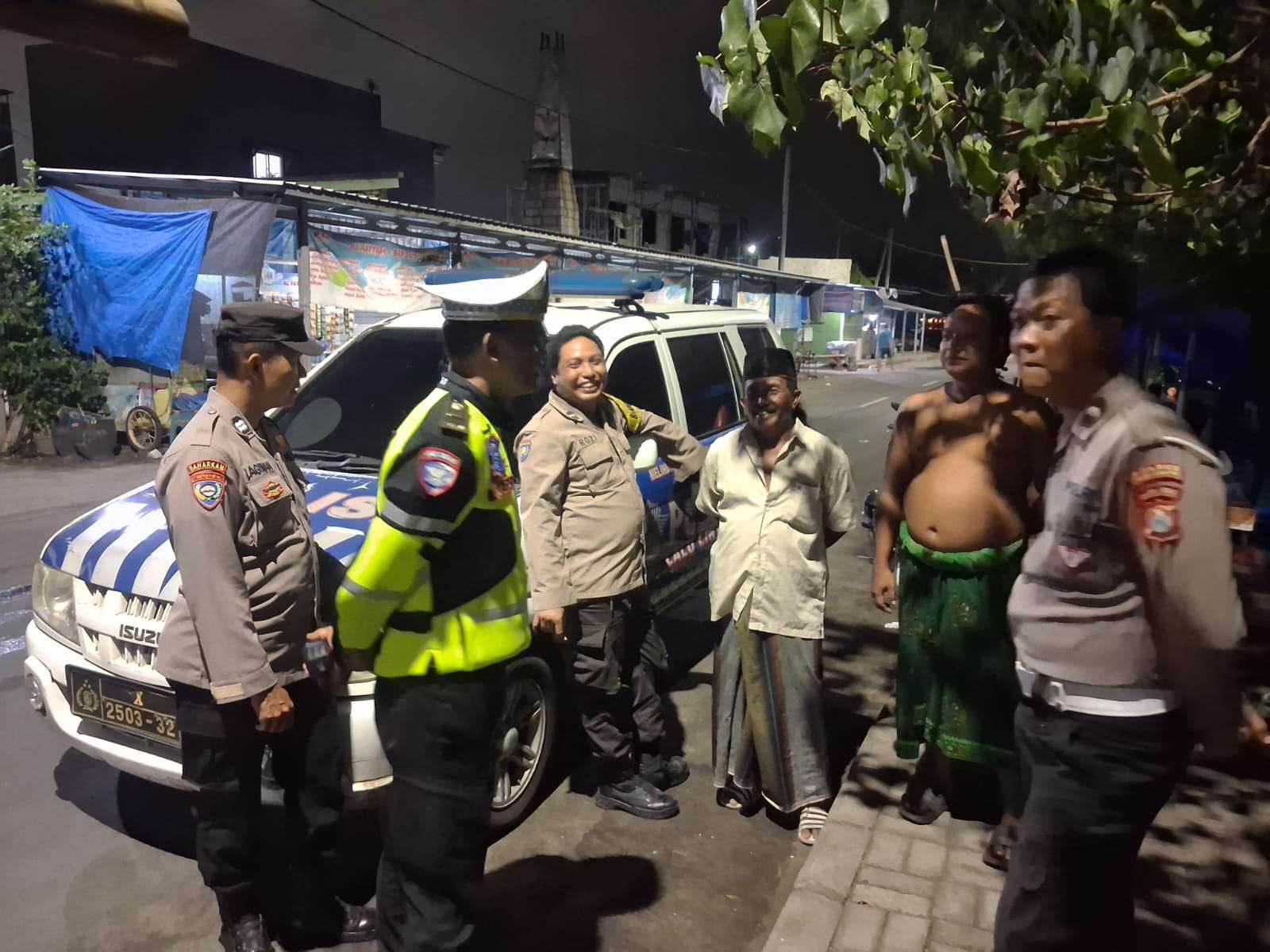 Foto: Petugas Polres Pelabuhan Tanjung Perak memberikan sosialisasi kepada warga pesisir terkait potensi banjir rob di Surabaya