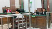 Foto: Sidang kasus TPPU di Pengadilan Negeri Surabaya dengan kuasa hukum terdakwa menjelaskan perbedaan sosok Muzamil dan Mbun di hadapan wartawan