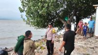 Foto: Personel Polsek Kenjeran saat patroli dan memberikan imbauan kepada warga pesisir Pantai Kejawan Lor Surabaya terkait cuaca ekstrem dan potensi banjir rob Foto: Personel Polsek Kenjeran saat patroli dan memberikan imbauan kepada warga pesisir Pantai Kejawan Lor Surabaya terkait cuaca ekstrem dan potensi banjir rob
