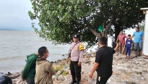 Foto: Personel Polsek Kenjeran saat patroli dan memberikan imbauan kepada warga pesisir Pantai Kejawan Lor Surabaya terkait cuaca ekstrem dan potensi banjir rob