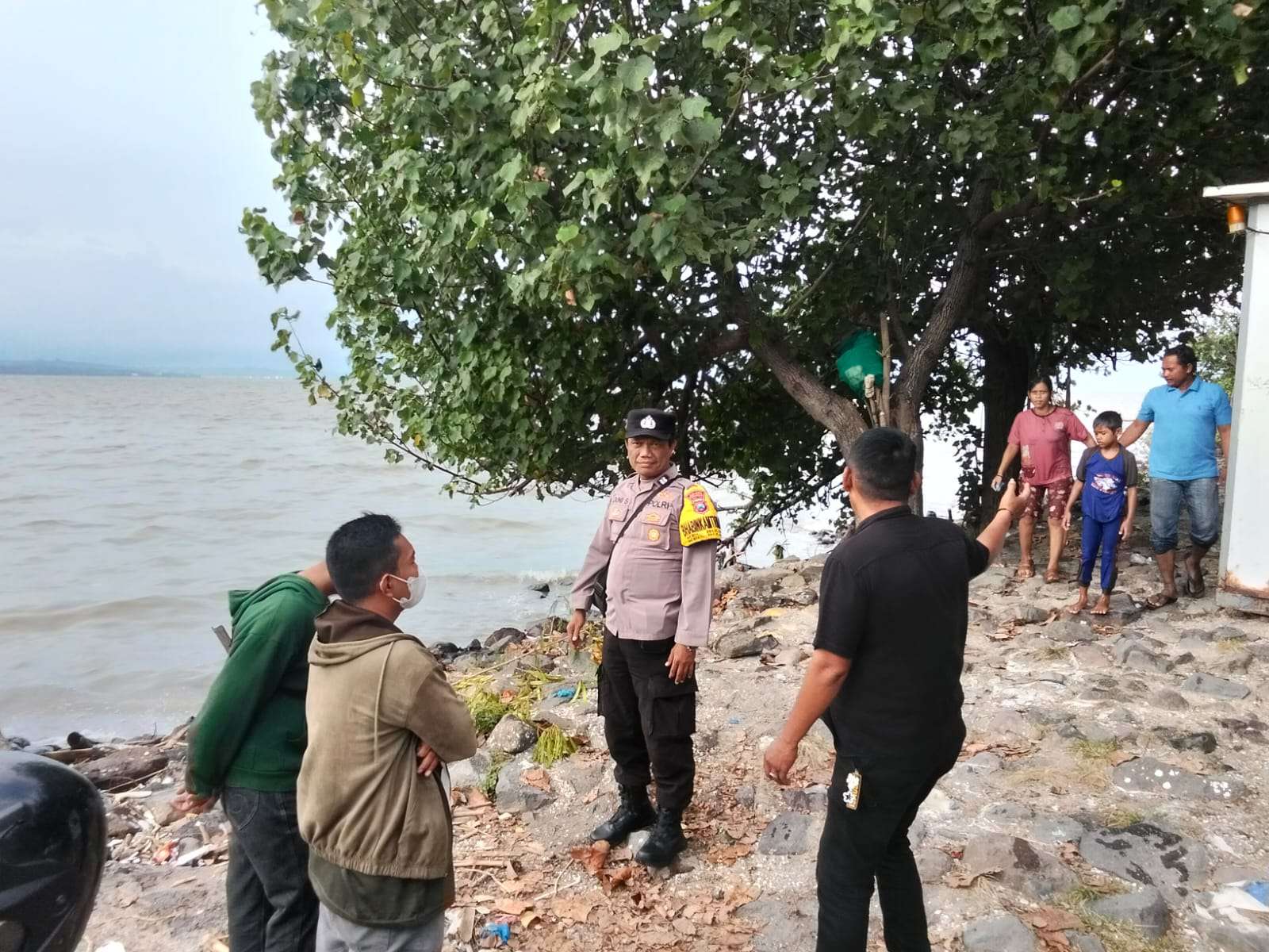 Foto: Personel Polsek Kenjeran saat patroli dan memberikan imbauan kepada warga pesisir Pantai Kejawan Lor Surabaya terkait cuaca ekstrem dan potensi banjir rob