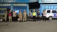 Foto: Petugas Polsek Semampir dan Satpol PP melakukan patroli Harkamtibmas di wilayah Semampir Surabaya pada malam hari untuk mengantisipasi gangster dan balap liar.