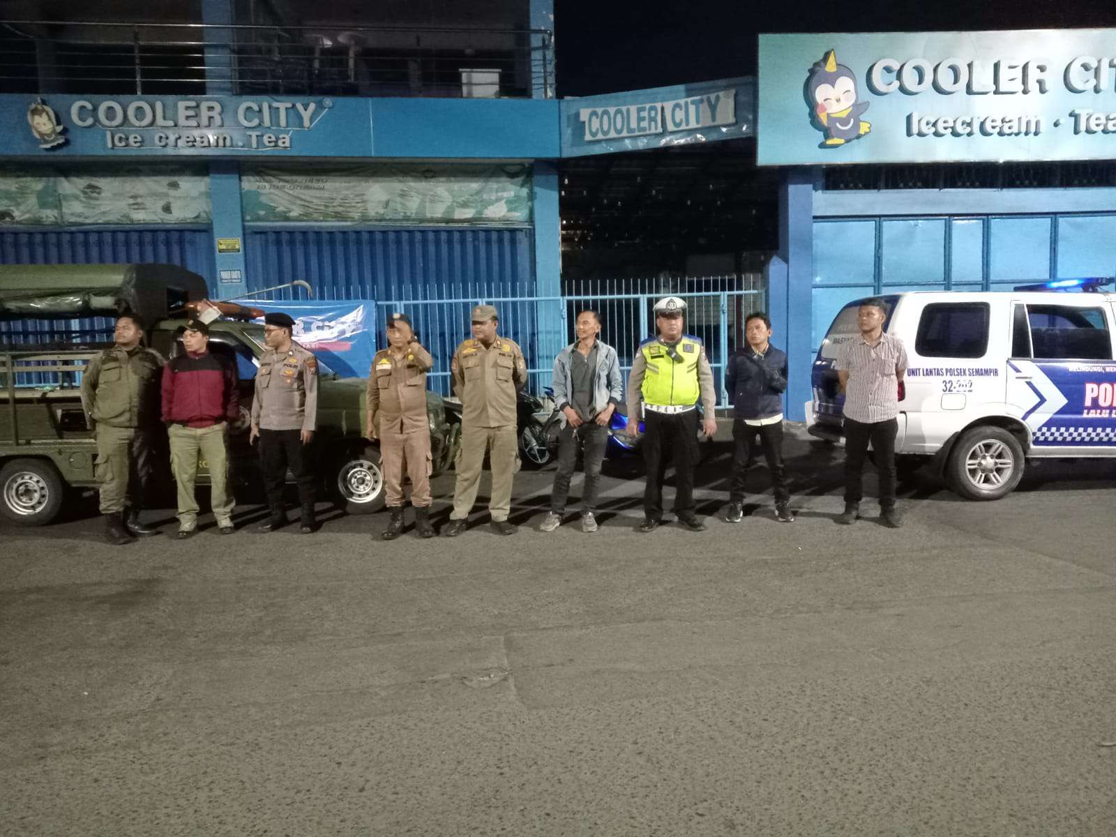 Foto: Petugas Polsek Semampir dan Satpol PP melakukan patroli Harkamtibmas di wilayah Semampir Surabaya pada malam hari untuk mengantisipasi gangster dan balap liar.