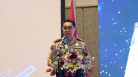 Foto: Kabid Humas Polda Jatim Kombes Pol Jules Abraham Abast saat membuka Rakernis Bidhumas Polda Jatim 2026 di Surabaya membahas ancaman hoaks dan AI di era digital.
