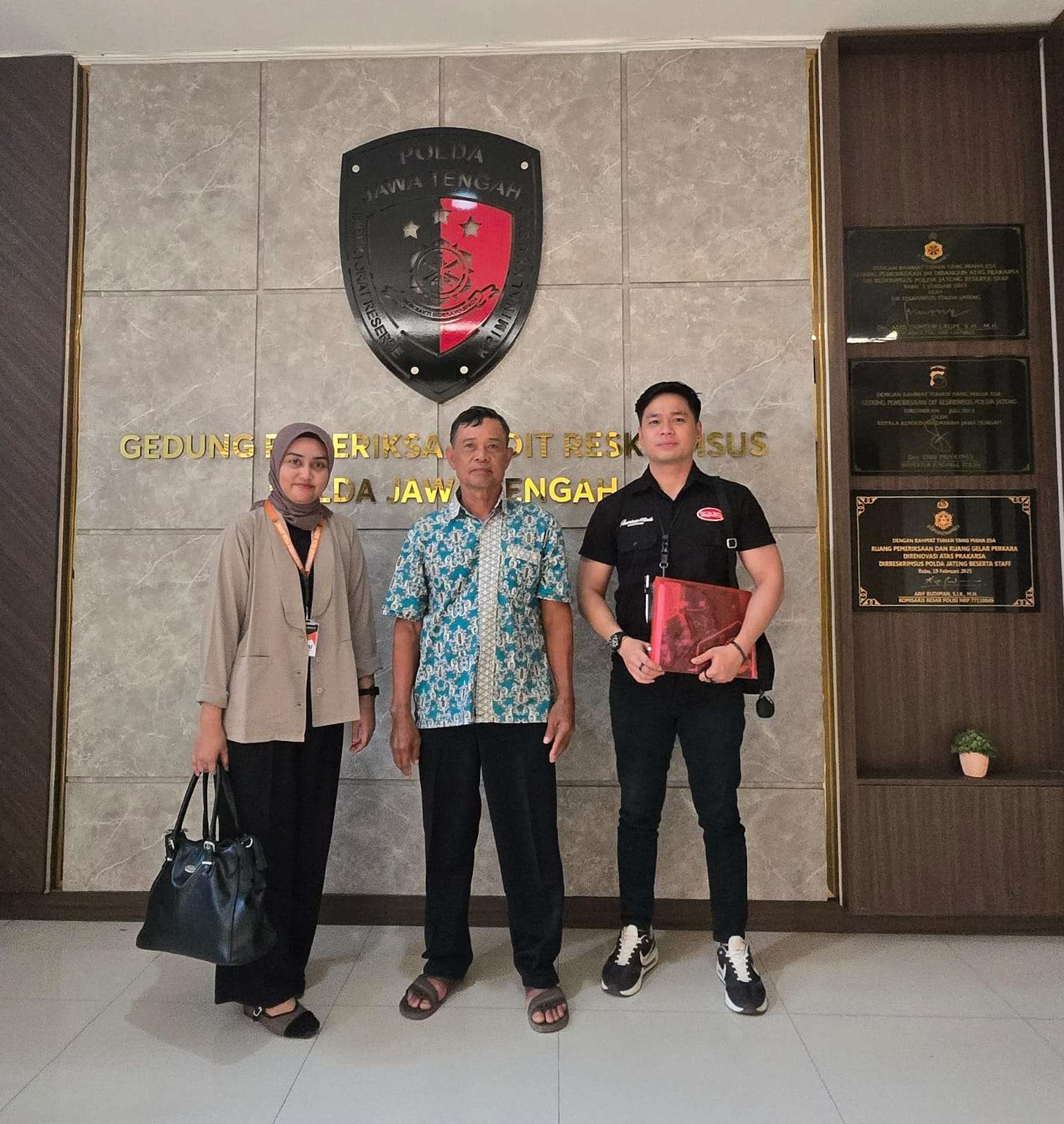 Foto: Kuasa hukum korban dugaan tindak pidana perbankan saat mendampingi pemeriksaan di Ditreskrimsus Polda Jawa Tengah terkait kasus Bank Mandiri KCP Pati Batangan.