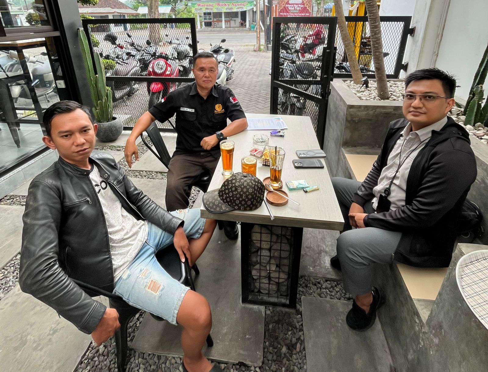Dok Foto : Muhammad Andy Berkacamata,Joko Padang Lestari Berjaket dan Wiwin dwi Jatmiko Ketua LBH CAKRA TIRTA MUSTIKA Cabang Blitar