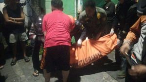 Foto: Proses evakuasi jenazah Yunita Anggraeni oleh tim gabungan menuju Ambulance Dinsos untuk dibawa ke RS Dr. Soetomo.