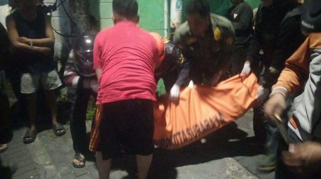 Foto: Proses evakuasi jenazah Yunita Anggraeni oleh tim gabungan menuju Ambulance Dinsos untuk dibawa ke RS Dr. Soetomo.