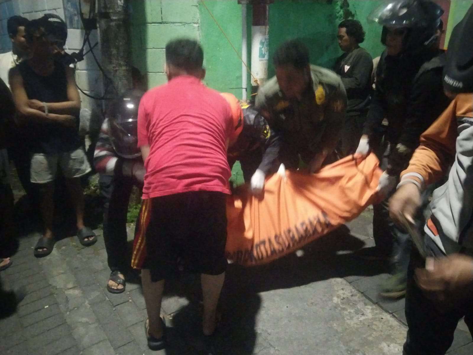 Foto: Proses evakuasi jenazah Yunita Anggraeni oleh tim gabungan menuju Ambulance Dinsos untuk dibawa ke RS Dr. Soetomo.
