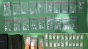 Foto: Satresnarkoba Polrestabes Surabaya menunjukkan barang bukti sabu seberat 42 gram hasil penangkapan pengedar di Semampir Surabaya.