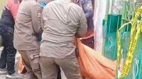 Foto: Petugas gabungan mengevakuasi jenazah lansia di rumah kawasan Krembangan Surabaya.