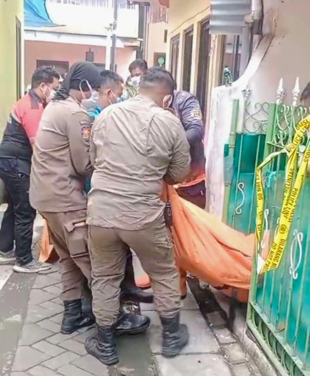 Foto: Petugas gabungan mengevakuasi jenazah lansia di rumah kawasan Krembangan Surabaya.