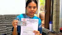 Foto : Istri Dina Masruri Menunjukan Surat Somasi Dari LBH CAKRAM Sudah Diterima.