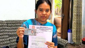 Foto : Istri Dina Masruri Menunjukan Surat Somasi Dari LBH CAKRAM Sudah Diterima.