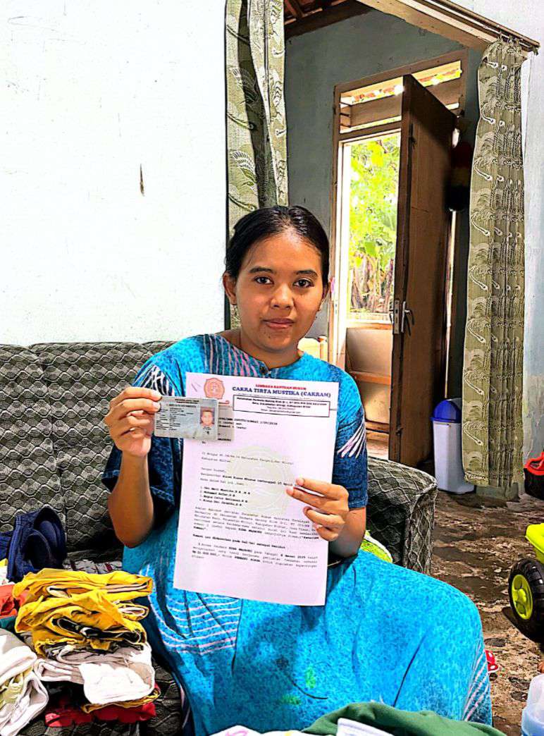 Foto : Istri Dina Masruri Menunjukan Surat Somasi Dari LBH CAKRAM Sudah Diterima.