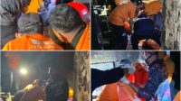 Foto: Petugas DPKP dan BPBD Surabaya melakukan pemadaman kebakaran rumah dua lantai di Banyu Urip Kidul Sawahan Surabaya yang menewaskan dua orang.