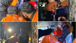 Foto: Petugas DPKP dan BPBD Surabaya melakukan pemadaman kebakaran rumah dua lantai di Banyu Urip Kidul Sawahan Surabaya yang menewaskan dua orang.