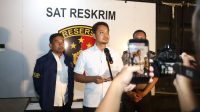 Foto: Petugas Satreskrim Polres Pelabuhan Tanjung Perak mengamankan pelaku curanmor residivis beserta barang bukti sepeda motor Yamaha Mio Soul di Surabaya.