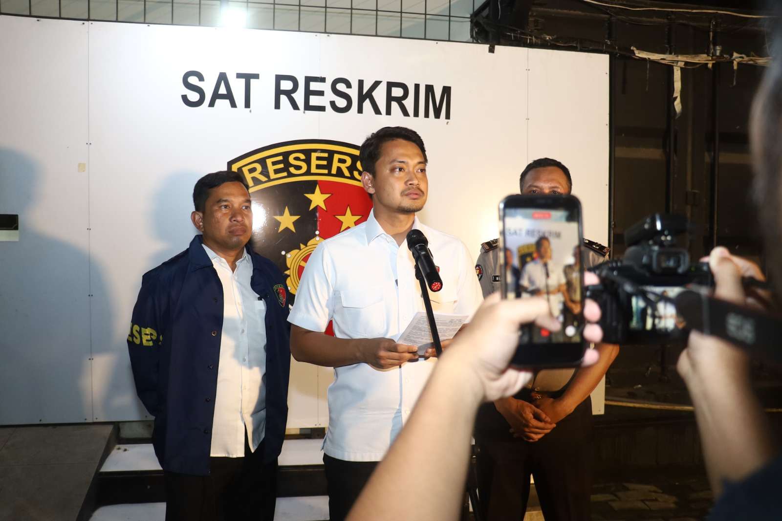 Foto: Petugas Satreskrim Polres Pelabuhan Tanjung Perak mengamankan pelaku curanmor residivis beserta barang bukti sepeda motor Yamaha Mio Soul di Surabaya.