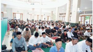 Foto: Bupati Madiun Hari Wuryanto saat menghadiri Sholat Idul Adha 1447 Hijriah di Masjid Quba Kabupaten Madiun bersama ribuan jemaah.
