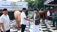 Foto: Kapolda Jatim Irjen Pol Nanang Avianto menyerahkan hewan kurban Iduladha 1447 H kepada masyarakat dan pondok pesantren di Jawa Timur.