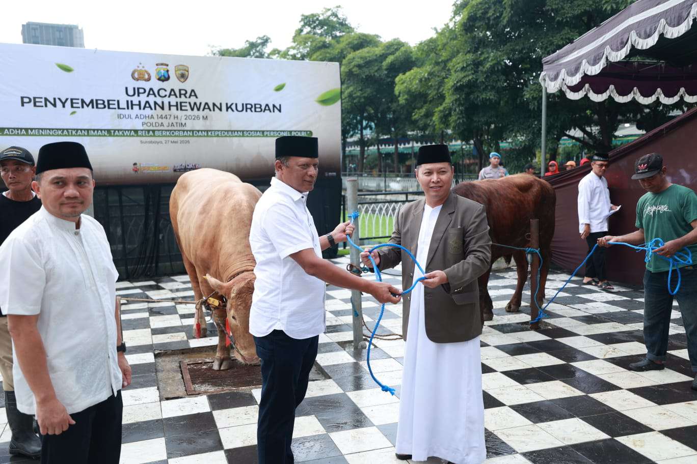 Foto: Kapolda Jatim Irjen Pol Nanang Avianto menyerahkan hewan kurban Iduladha 1447 H kepada masyarakat dan pondok pesantren di Jawa Timur.